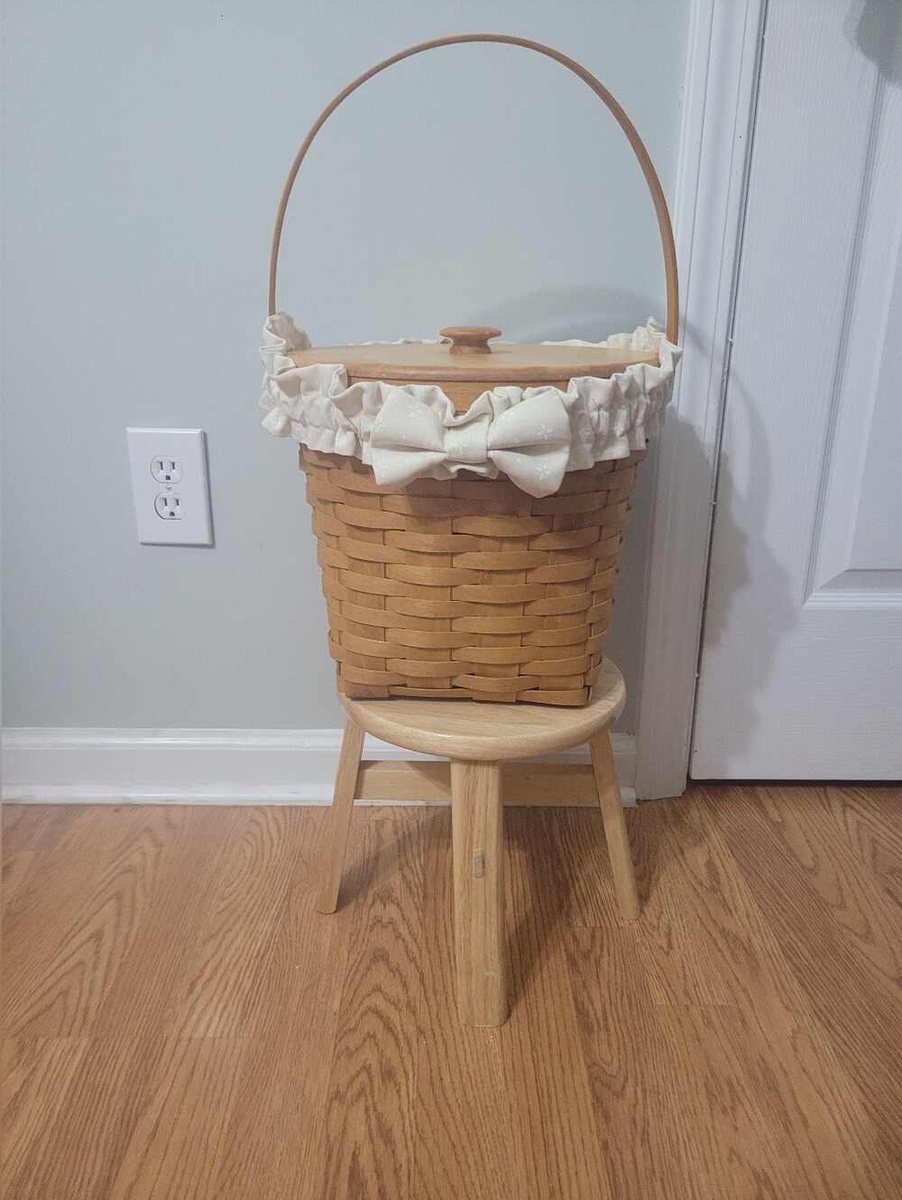 Vintage 1996 Longaberger Basket ! This beautiful collectible